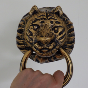 Cast-aluminum-tiger-head-shaped-gate-handle